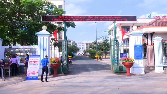 Thầy trò khoa Hóa pha chế dung dịch rửa tay khô tặng miễn phí cho người dân - 6 Thầy trò khoa Hóa pha chế dung dịch rửa tay khô tặng miễn phí cho người dân - 6