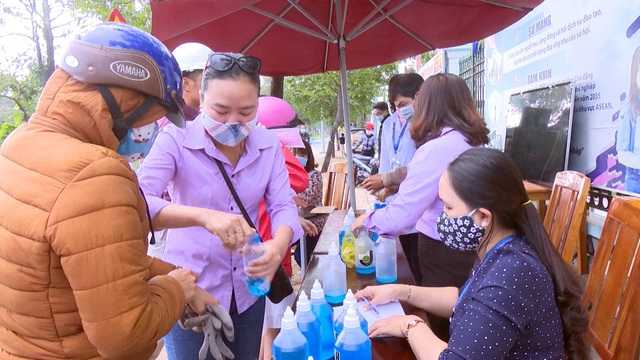 Thầy trò khoa Hóa pha chế dung dịch rửa tay khô tặng miễn phí cho người dân - 8 Thầy trò khoa Hóa pha chế dung dịch rửa tay khô tặng miễn phí cho người dân - 8