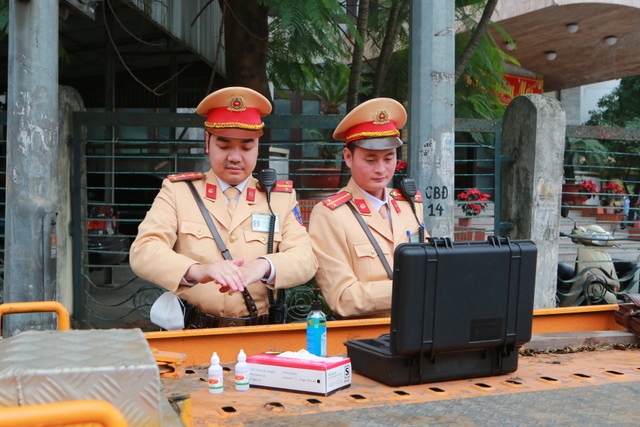 CSGT Hà Nội tiếp tục kiểm tra nồng độ cồn qua ống thổi dùng một lần - 1 CSGT Hà Nội tiếp tục kiểm tra nồng độ cồn qua ống thổi dùng một lần - 1