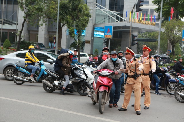 CSGT Hà Nội tiếp tục kiểm tra nồng độ cồn qua ống thổi dùng một lần - 9 CSGT Hà Nội tiếp tục kiểm tra nồng độ cồn qua ống thổi dùng một lần - 9