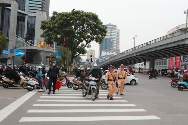 CSGT Hà Nội tiếp tục kiểm tra nồng độ cồn qua ống thổi dùng một lần - 4 CSGT Hà Nội tiếp tục kiểm tra nồng độ cồn qua ống thổi dùng một lần - 4