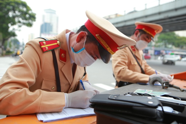 CSGT Hà Nội tiếp tục kiểm tra nồng độ cồn qua ống thổi dùng một lần - 7 CSGT Hà Nội tiếp tục kiểm tra nồng độ cồn qua ống thổi dùng một lần - 7