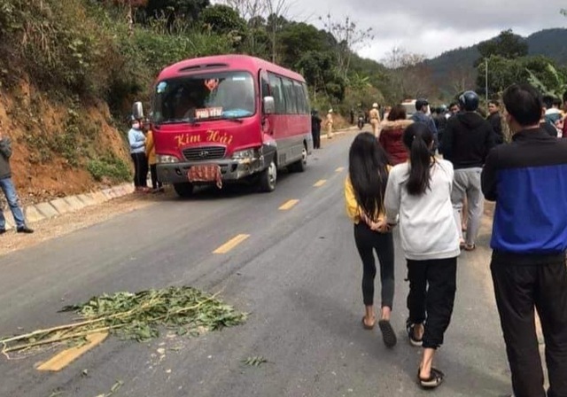 3 người trong một gia đình tử nạn sau vụ va chạm với xe khách - 1 3 người trong một gia đình tử nạn sau vụ va chạm với xe khách - 1