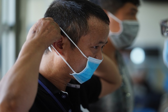 UBND quận đo thân nhiệt, phát khẩu trang cho từng người dân - 9