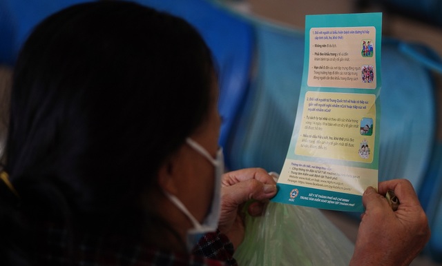 UBND quận đo thân nhiệt, phát khẩu trang cho từng người dân - 11