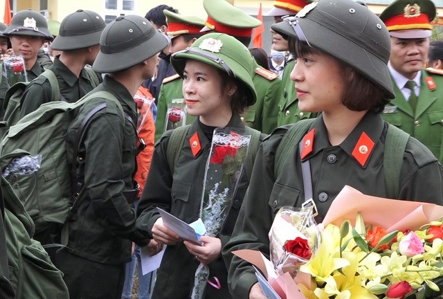 Quảng Bình: Những nữ tân binh rạng rỡ trong ngày nhập ngũ - 2 Quảng Bình: Những nữ tân binh rạng rỡ trong ngày nhập ngũ - 2
