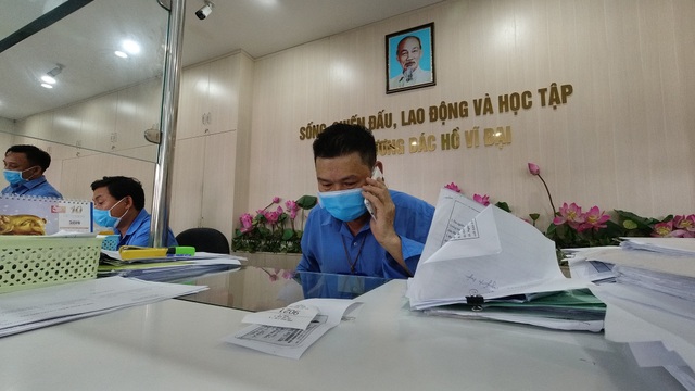 UBND quận đo thân nhiệt, phát khẩu trang cho từng người dân - 12