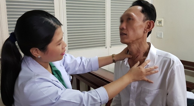 Xương gà xuyên thủng thực quản, bác sĩ chẩn đoán ngộ độc thực phẩm - 4