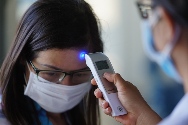 UBND quận đo thân nhiệt, phát khẩu trang cho từng người dân - 3