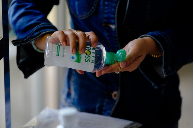 UBND quận đo thân nhiệt, phát khẩu trang cho từng người dân - 4