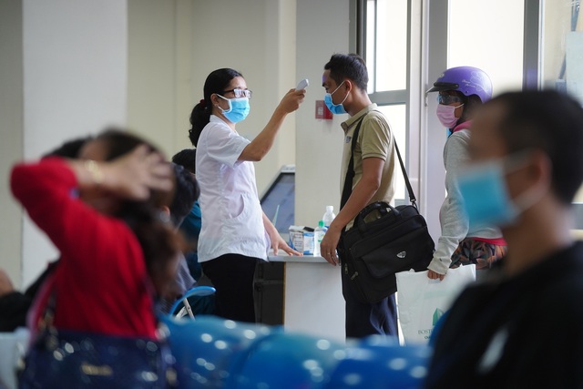 UBND quận đo thân nhiệt, phát khẩu trang cho từng người dân - 5