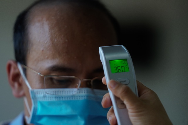 UBND quận đo thân nhiệt, phát khẩu trang cho từng người dân - 6