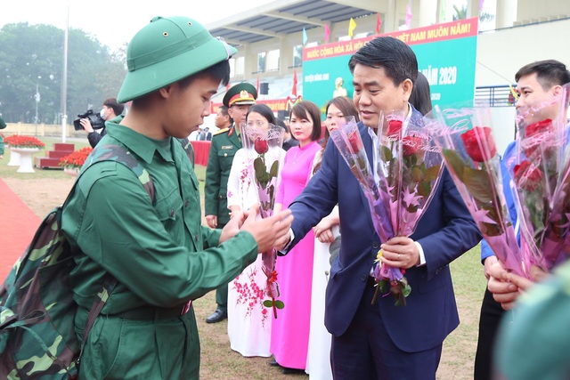 Đo thân nhiệt, phát khẩu trang tại lễ giao nhận quân giữa mùa dịch corona - 2 Đo thân nhiệt, phát khẩu trang tại lễ giao nhận quân giữa mùa dịch corona - 2