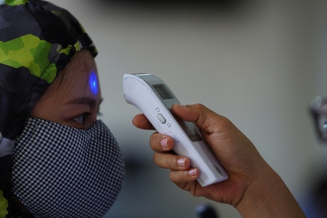 UBND quận đo thân nhiệt, phát khẩu trang cho từng người dân - 7