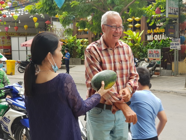 Một phụ nữ bỏ tiền túi “giải cứu” 1 tấn dưa hấu rồi phát miễn phí - 1 Một phụ nữ bỏ tiền túi “giải cứu” 1 tấn dưa hấu rồi phát miễn phí - 1