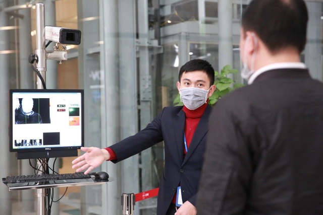 Nhiều cao ốc ở Hà Nội đồng loạt quét thân nhiệt khách, phòng virus corona - 12 Nhiều cao ốc ở Hà Nội đồng loạt quét thân nhiệt khách, phòng virus corona - 12
