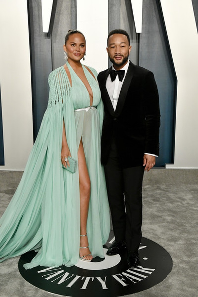 Chrissy Teigen diện váy xẻ bất tận - 4 Chrissy Teigen diện váy xẻ bất tận - 4