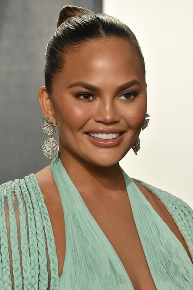Chrissy Teigen diện váy xẻ bất tận - 1 Chrissy Teigen diện váy xẻ bất tận - 1