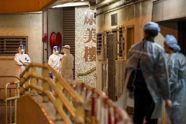 Hong Kong sơ tán chung cư trong đêm vì ca nhiễm nCoV nghi qua đường ống - 1