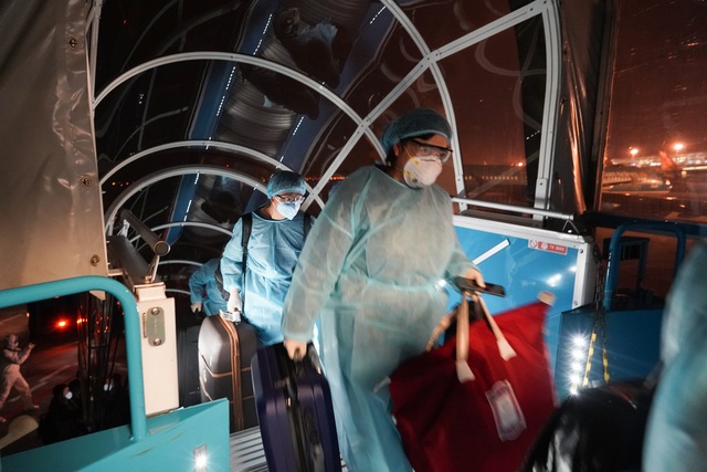 Xem lại hình ảnh chuyến bay tới “tâm dịch” Vũ Hán khủng khiếp nhất thế giới - 14