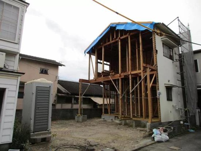 Ngôi nhà ở Nhật Bản có cách cải tạo “cắt làm đôi” gây sốc - 3 Ngôi nhà ở Nhật Bản có cách cải tạo “cắt làm đôi” gây sốc - 3