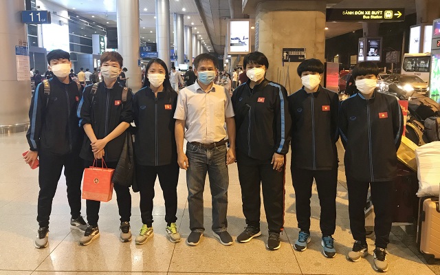 Đội tuyển nữ Việt Nam về nước sau thành công tại vòng loại Olympic - 1 Đội tuyển nữ Việt Nam về nước sau thành công tại vòng loại Olympic - 1