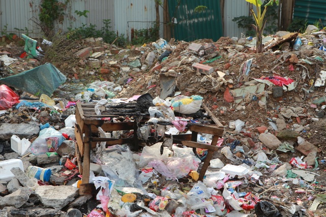 Tuyến đường huyết mạch nối 3 quận nội thành Hà Nội ngập trong rác thải - 4