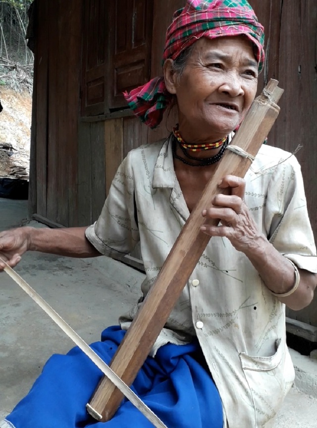 Độc đáo cây đàn của người Mã Liềng dành riêng cho phụ nữ - 3 Độc đáo cây đàn của người Mã Liềng dành riêng cho phụ nữ - 3