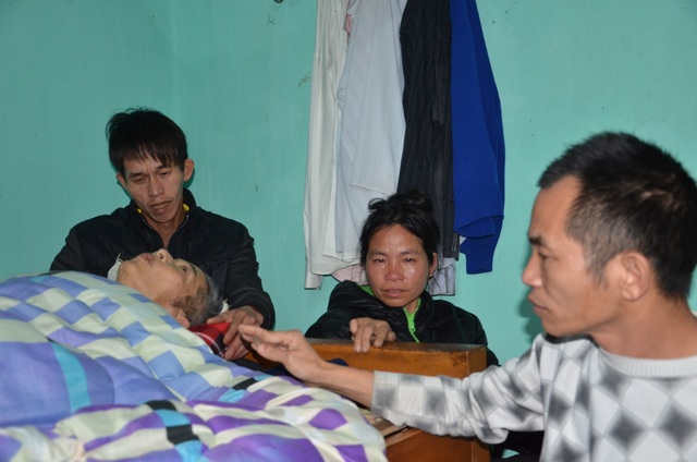 Cận kề cái chết, người cha nghèo cầu xin nhà hảo tâm cho con miếng ăn - 6 Cận kề cái chết, người cha nghèo cầu xin nhà hảo tâm cho con miếng ăn - 6