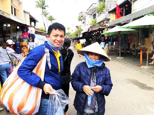 Chủ tiệm cà phê đi khắp Hội An phát khẩu trang miễn phí - 1 Chủ tiệm cà phê đi khắp Hội An phát khẩu trang miễn phí - 1