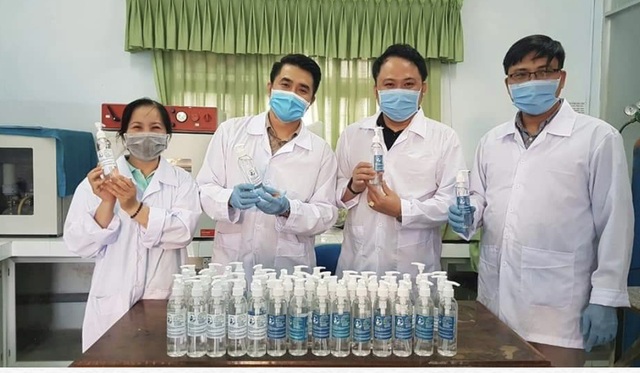 Thầy trò trường ĐH Sư phạm Đà Nẵng pha nước rửa tay, giúp dân phòng dịch - 1 Thầy trò trường ĐH Sư phạm Đà Nẵng pha nước rửa tay, giúp dân phòng dịch - 1