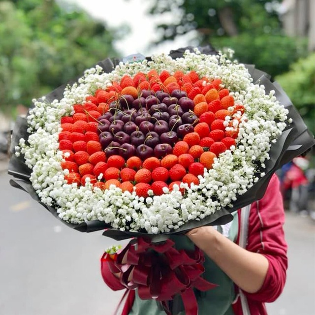 Bó hoa dâu tây, sô cô la ánh kim hút khách mua quà tặng Valentine - 1 Bó hoa dâu tây, sô cô la ánh kim hút khách mua quà tặng Valentine - 1
