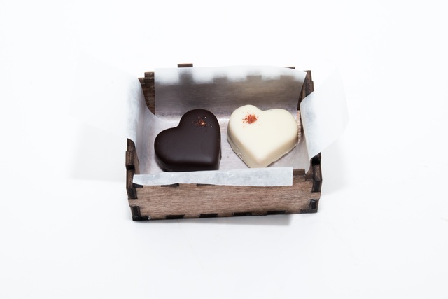 Bó hoa dâu tây, sô cô la ánh kim hút khách mua quà tặng Valentine - 2 Bó hoa dâu tây, sô cô la ánh kim hút khách mua quà tặng Valentine - 2