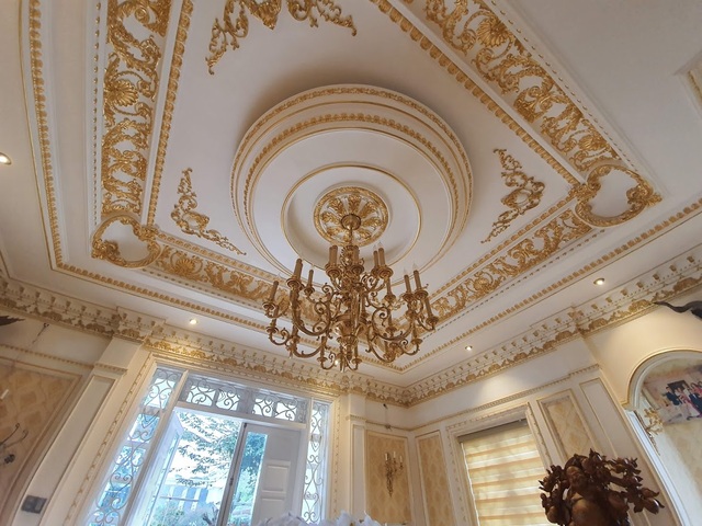 Trên trần nhà, góc tường và các họa tiết trang trí đều được mạ vàng 24k.