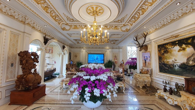 Phòng khách của ngôi nhà dát vàng tại TP. Hải Dương. Tất cả đồ nội thất, trang trí đều theo phong cách tân cổ điển châu Âu.