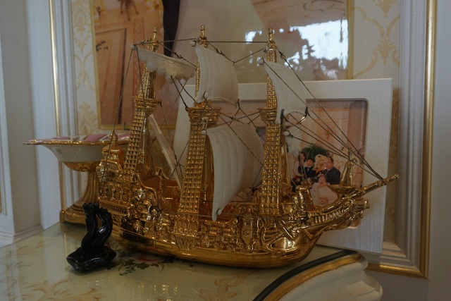 Một mô hình chiến hạm được làm từ vàng nguyên chất.