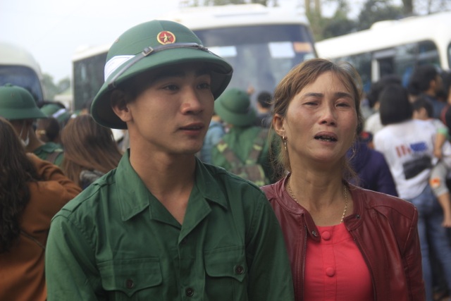 Nước mắt bịn rịn chia tay tân binh trước giờ nhập ngũ - 4 Nước mắt bịn rịn chia tay tân binh trước giờ nhập ngũ - 4