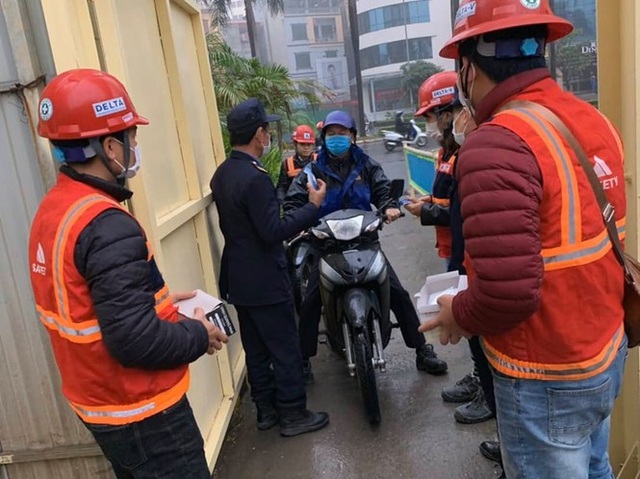 Công trường xây dựng Hà Nội đo thân nhiệt, phát khẩu trang cho công nhân - 3 Công trường xây dựng Hà Nội đo thân nhiệt, phát khẩu trang cho công nhân - 3