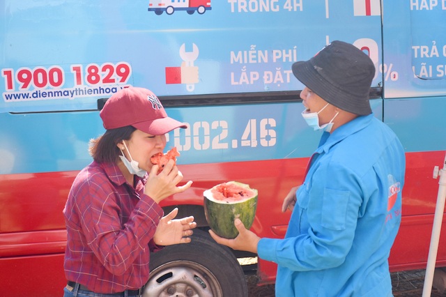 Hàng chục tấn dưa hấu được giải cứu trong mùa dịch Corona - 4 Hàng chục tấn dưa hấu được giải cứu trong mùa dịch Corona - 4