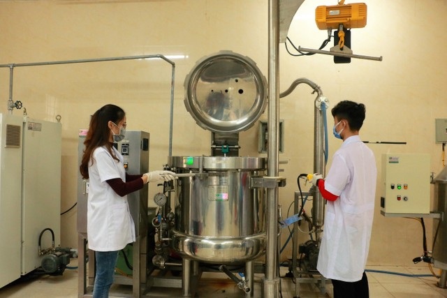 Giảng viên, sinh viên sản xuất nước rửa tay phát miễn phí phòng dịch nCoV - 1 Giảng viên, sinh viên sản xuất nước rửa tay phát miễn phí phòng dịch nCoV - 1