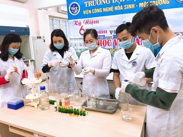Giảng viên, sinh viên sản xuất nước rửa tay phát miễn phí phòng dịch nCoV - 3 Giảng viên, sinh viên sản xuất nước rửa tay phát miễn phí phòng dịch nCoV - 3