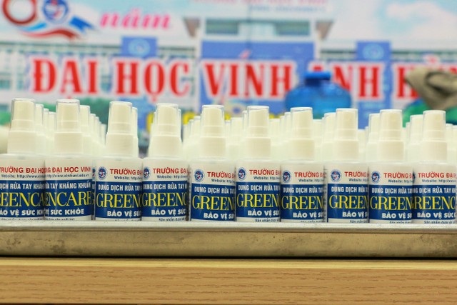 Giảng viên, sinh viên sản xuất nước rửa tay phát miễn phí phòng dịch nCoV - 2 Giảng viên, sinh viên sản xuất nước rửa tay phát miễn phí phòng dịch nCoV - 2