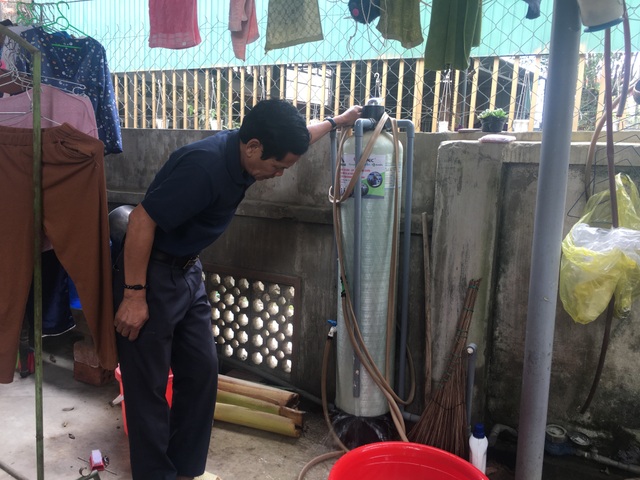 Nước từ đường ống nước sạch bị vỡ phun lên... đen ngòm! - 4 Nước từ đường ống nước sạch bị vỡ phun lên... đen ngòm! - 4
