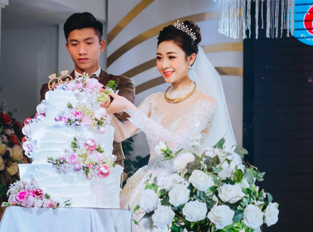 Fans nức nở khen cầu thủ Phan Văn Đức cưới được người vợ đảm đang - 5 Fans nức nở khen cầu thủ Phan Văn Đức cưới được người vợ đảm đang - 5