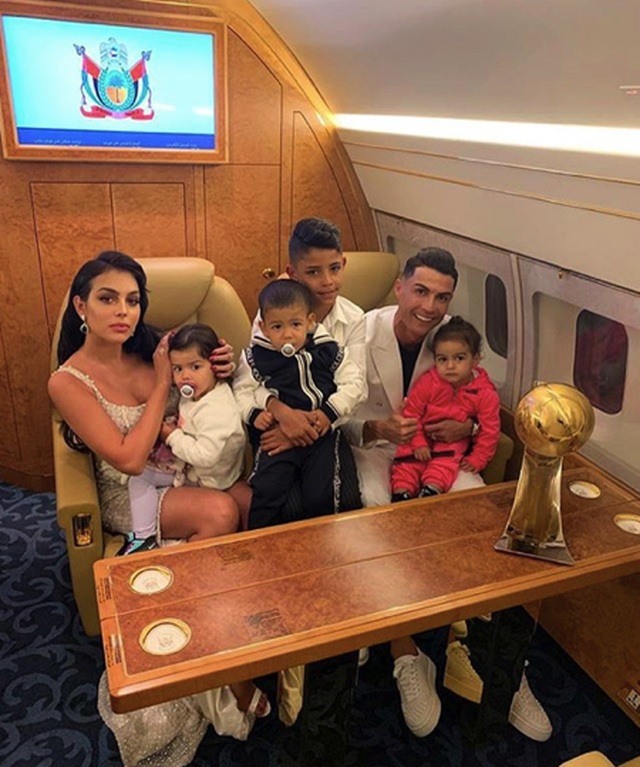 C.Ronaldo để lại ấn tượng với hình ảnh chăm con gái ngọt ngào - 2 C.Ronaldo để lại ấn tượng với hình ảnh chăm con gái ngọt ngào - 2