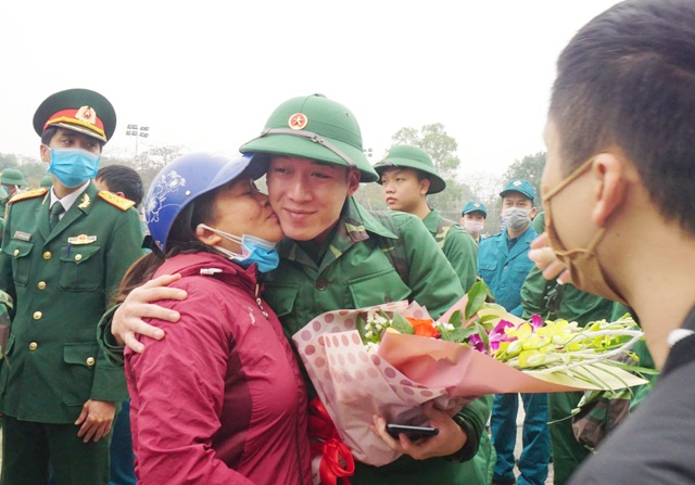 Năm xưa tiễn chồng tiễn con, nay tiễn cháu lên đường nhập ngũ - 3 Năm xưa tiễn chồng tiễn con, nay tiễn cháu lên đường nhập ngũ - 3