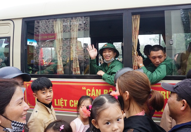 Năm xưa tiễn chồng tiễn con, nay tiễn cháu lên đường nhập ngũ - 6 Năm xưa tiễn chồng tiễn con, nay tiễn cháu lên đường nhập ngũ - 6