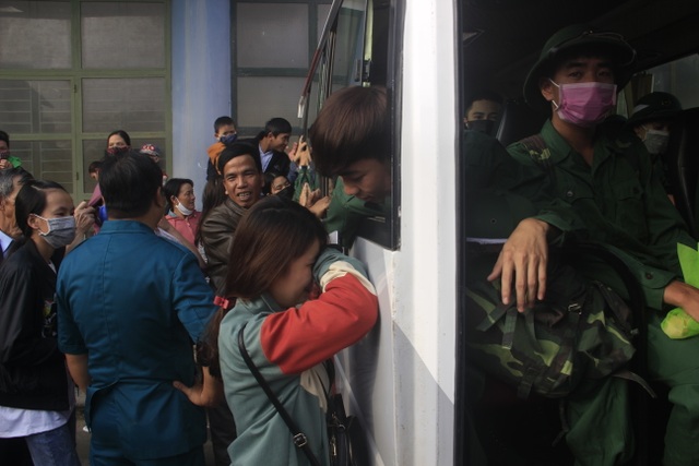 Nước mắt bịn rịn chia tay tân binh trước giờ nhập ngũ - 1 Nước mắt bịn rịn chia tay tân binh trước giờ nhập ngũ - 1