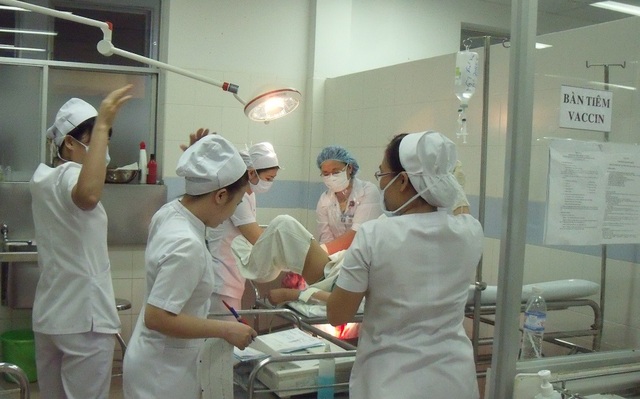 Sinh thuận tự nhiên, 2 mẹ con sản phụ phải nhập viện cấp cứu - 1