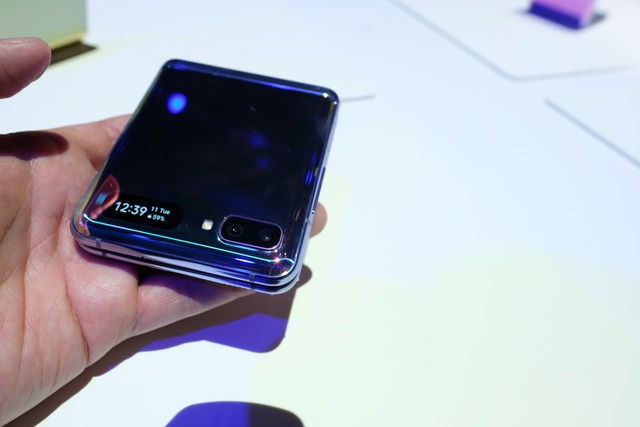 Cận cảnh smartphone màn hình gập Galaxy Z Flip - Nhỏ gọn và bóng bẩy - Ảnh minh hoạ 11